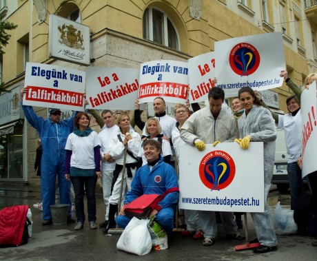 A falfirka-mentesítési kampány lelkes csapata: civilek és celebek