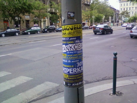 Illegális plakátok lepték el a Belvárost