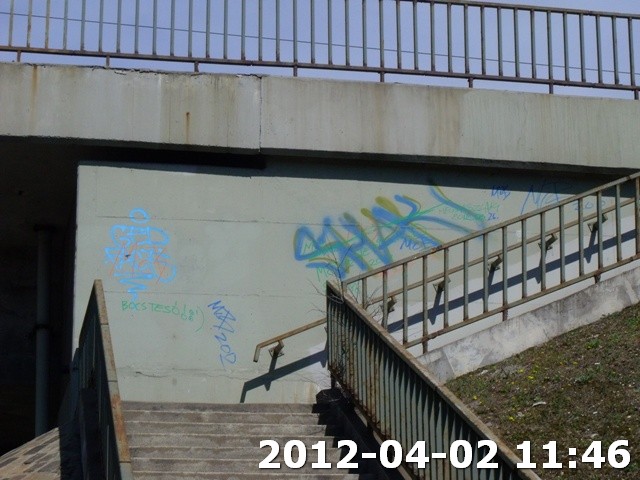 Falfirka a Rákóczi híd pesti hídfőjénél